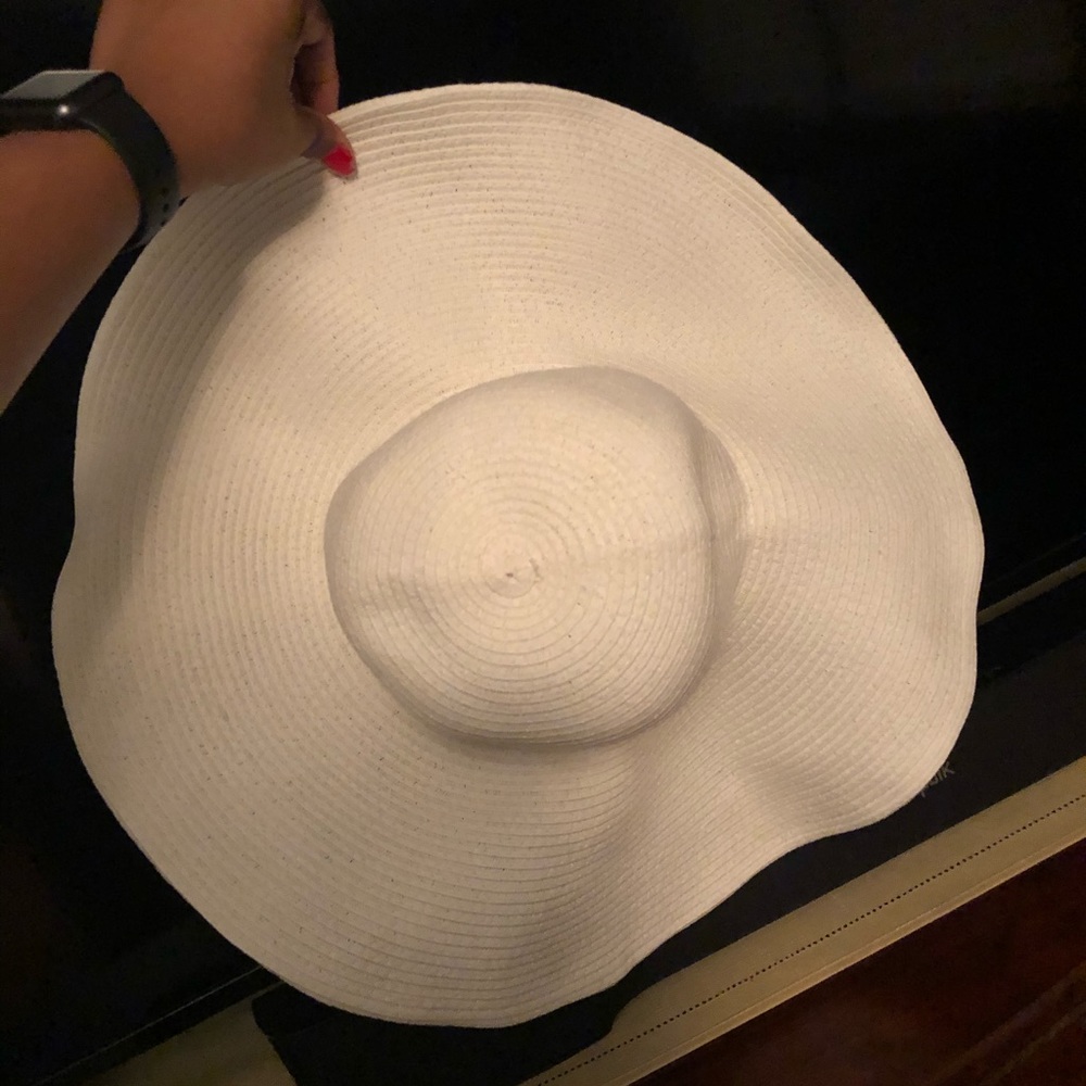 Wide Brim Hat 🧢